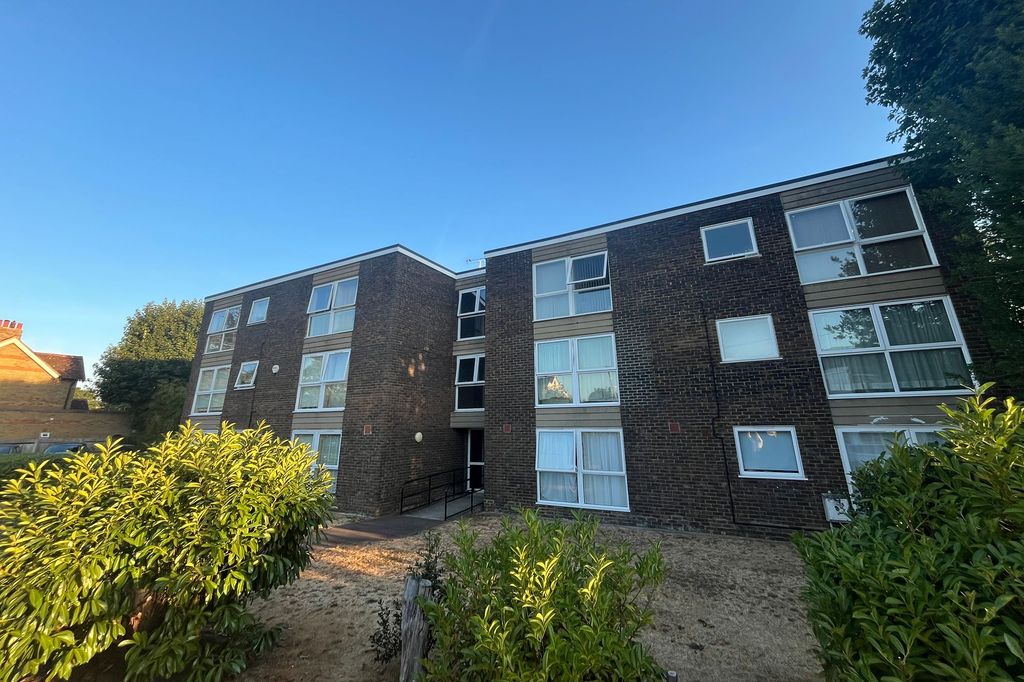 Property photo 1 of 7 Flat 15, Vine Court, Burwood Road, Hersham, Kt12 4Aq