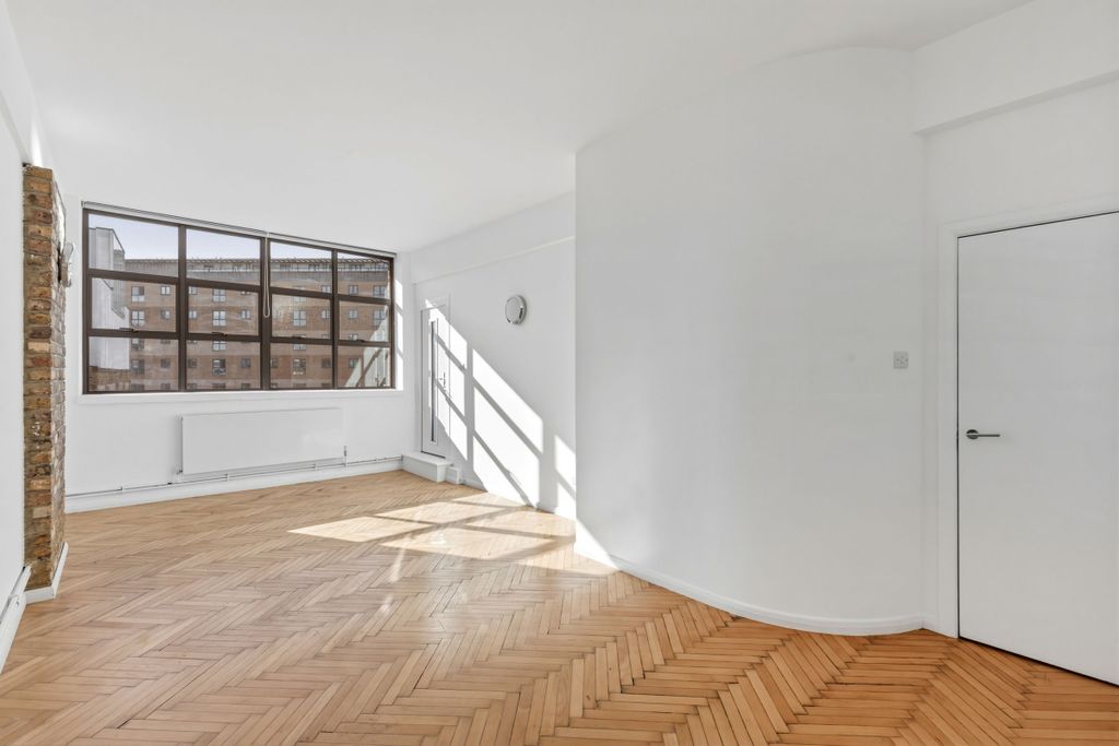 Property photo 3 of 16 Living_Room