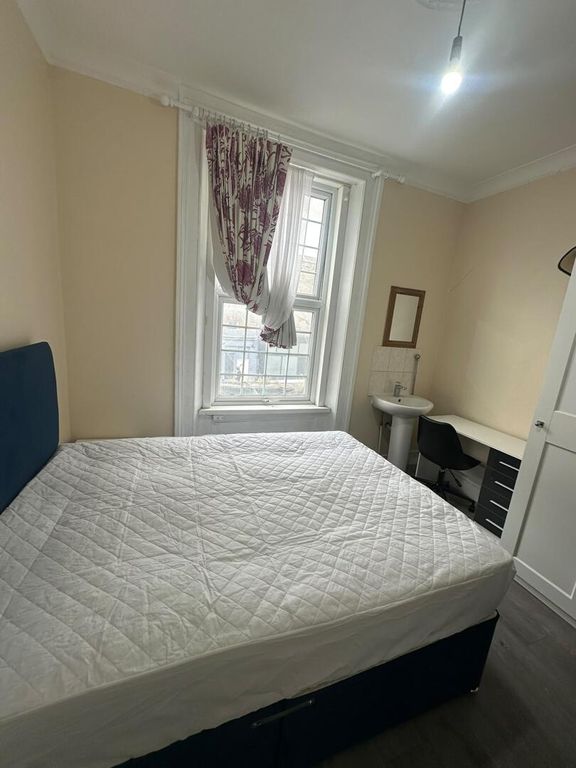 Property photo 3 of 6 Bedroom