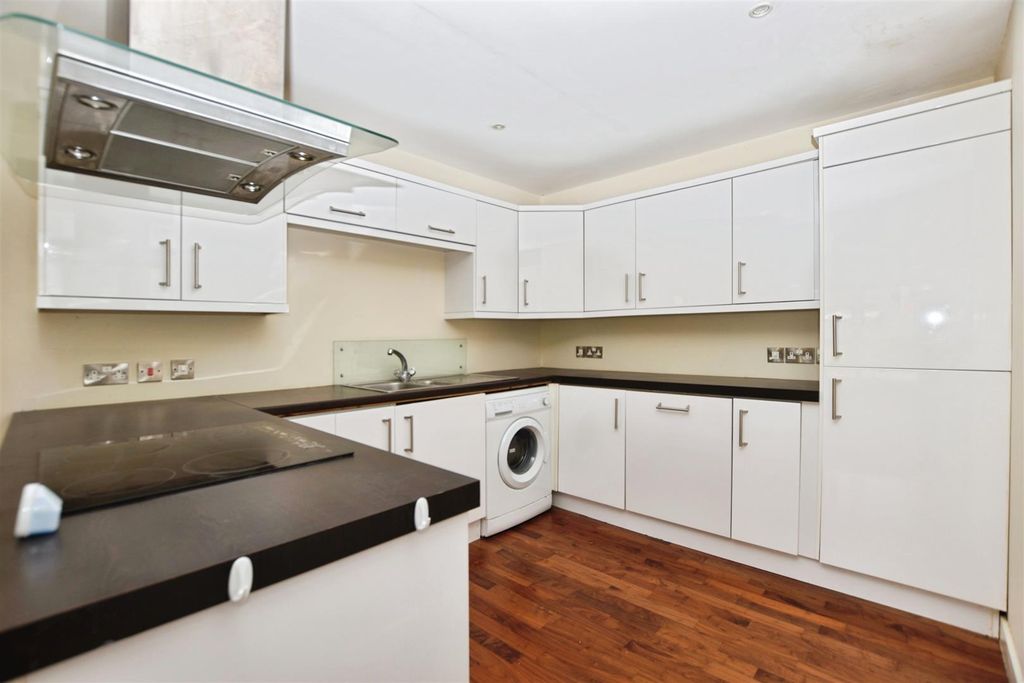 Property photo 3 of 10 Kitchen