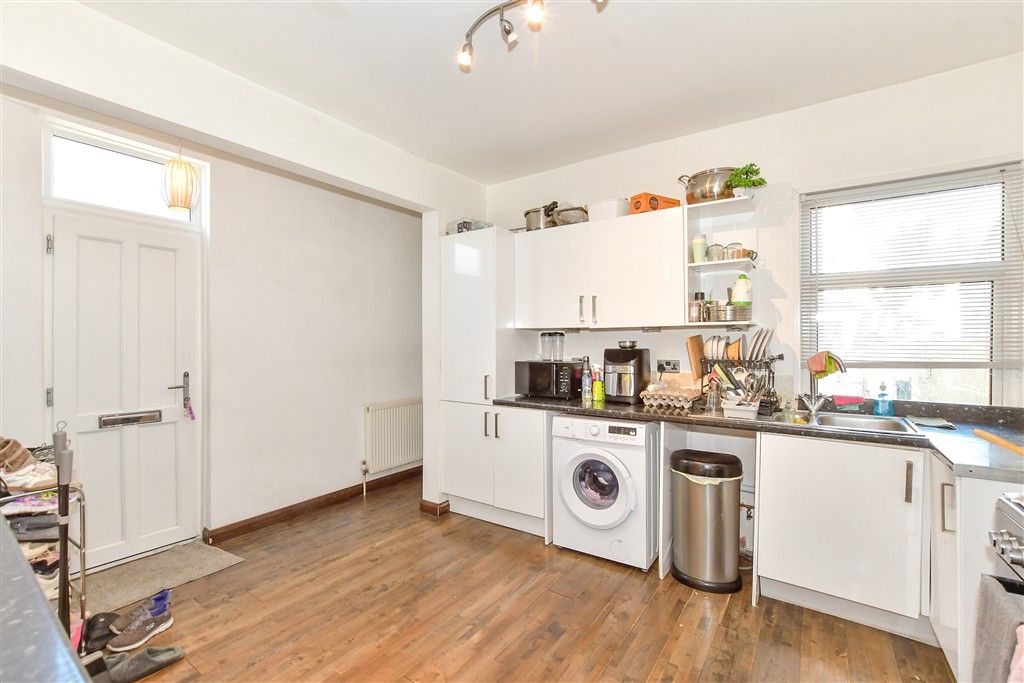 Property photo 3 of 11 Kitchen