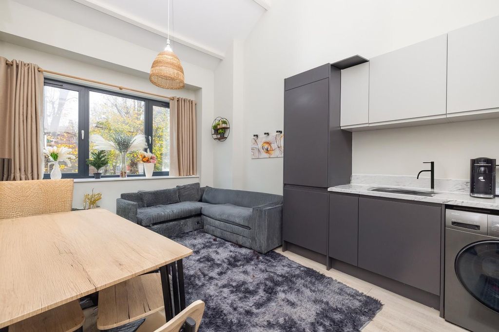 Property photo 3 of 12 Char8931.Jpg