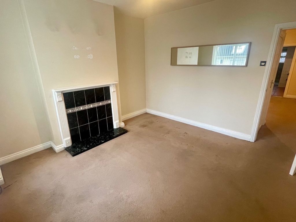 Property photo 3 of 11 Lounge