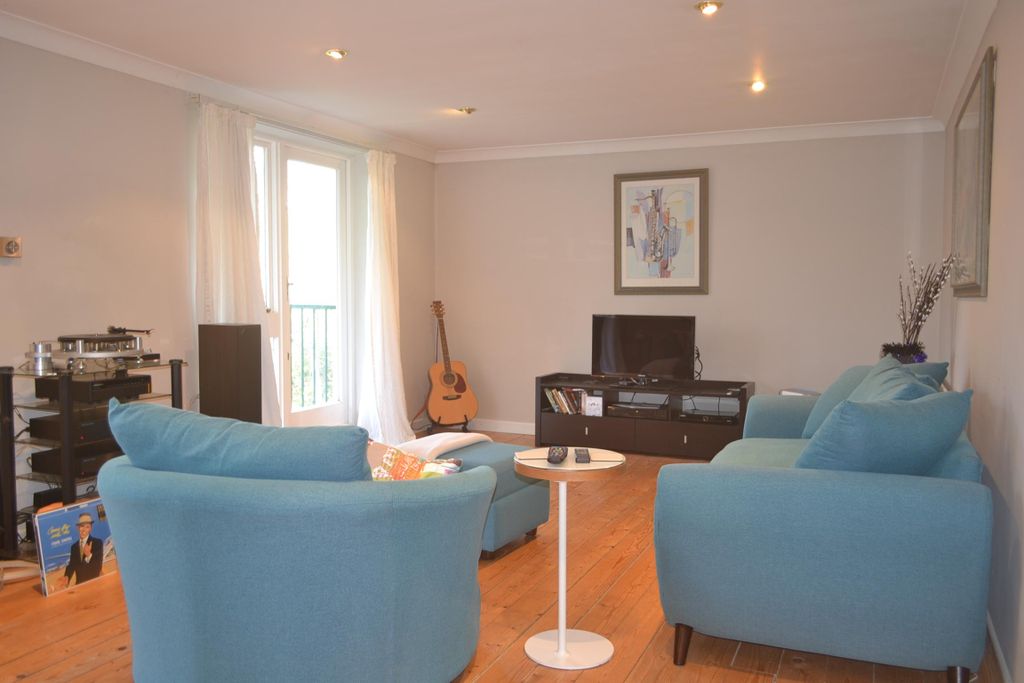 Property photo 3 of 9 Lounge