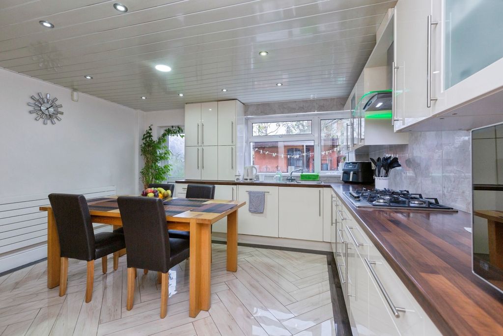 Property photo 3 of 17 Kitchen