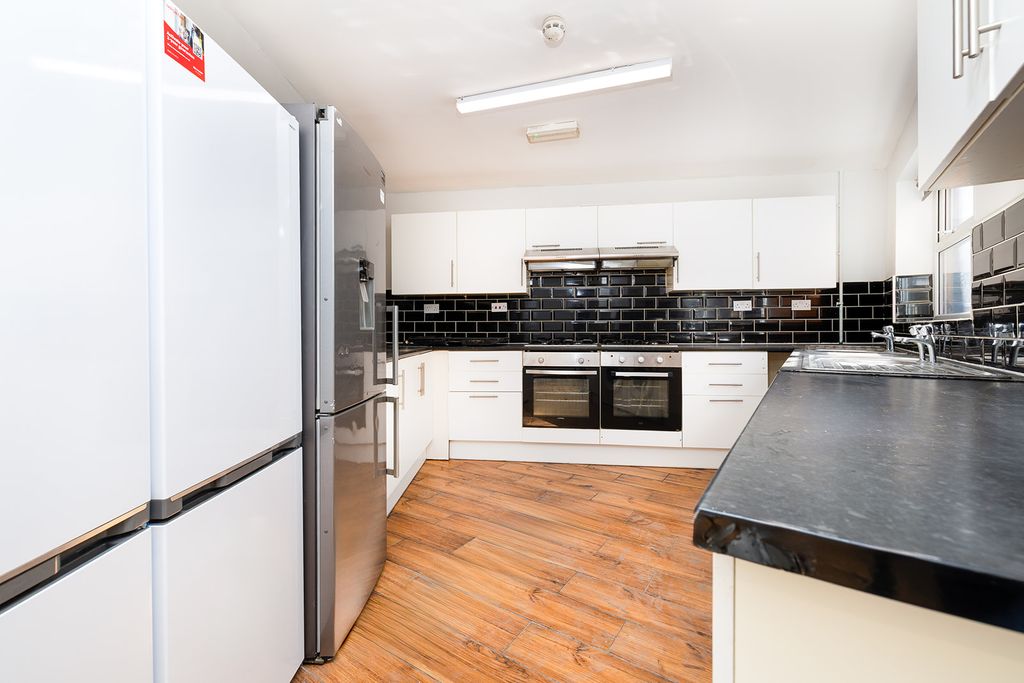 Property photo 3 of 10 Ng7 7Ea 492Rr-009