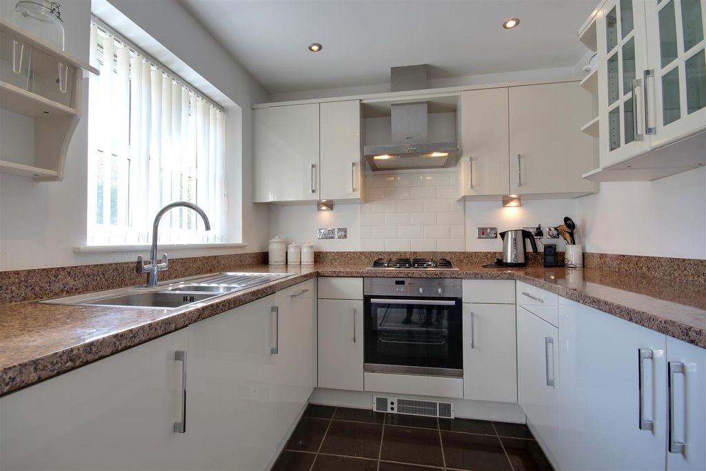 Property photo 3 of 7 Kitchen