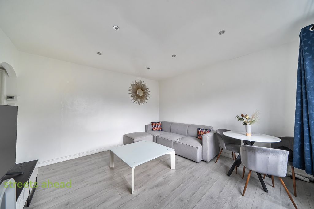 Property photo 2 of 18 c3B9A95F-Ed0d-4Be...