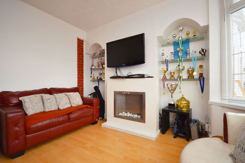 Property photo 1 of 15 3 Bedroom Mid-Terraced House To Rent