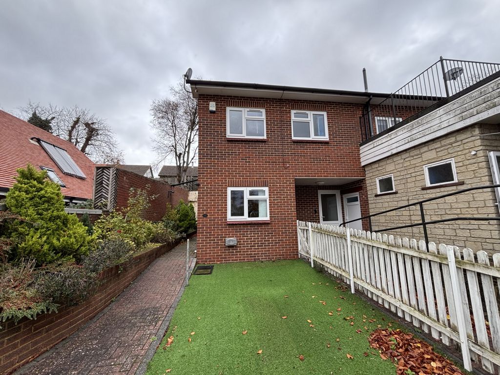 Property photo 1 of 8 Photo 8