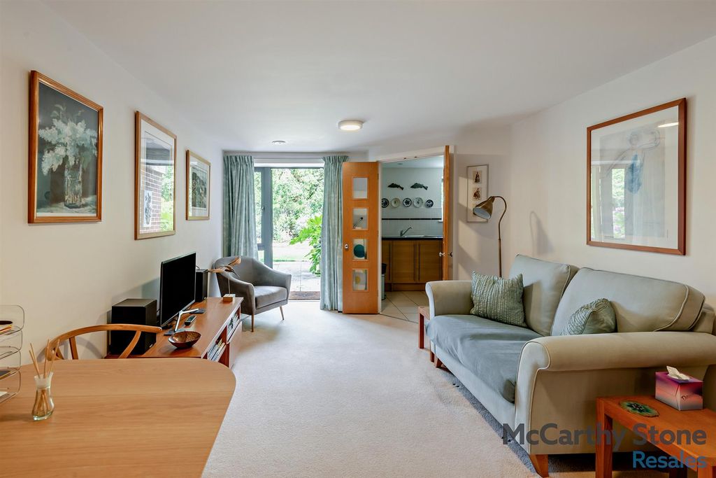 Property photo 2 of 22 8657553-Interior02-800.Jpg
