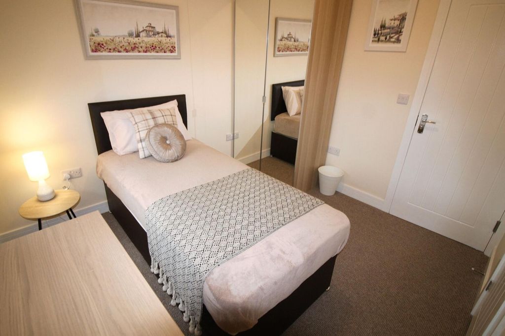 Property photo 2 of 7 Bedroom