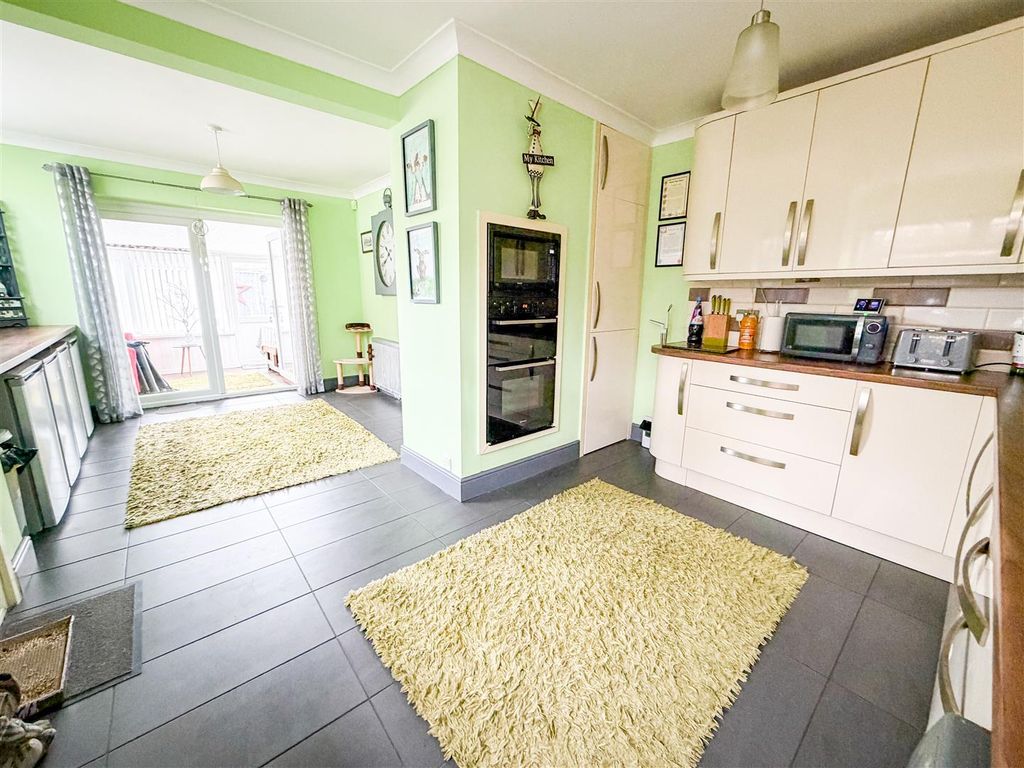 Property photo 3 of 37 Kitchen/Diner