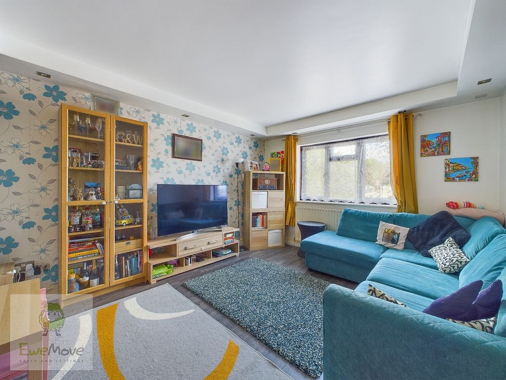 Property photo 1 of 11 Living Room