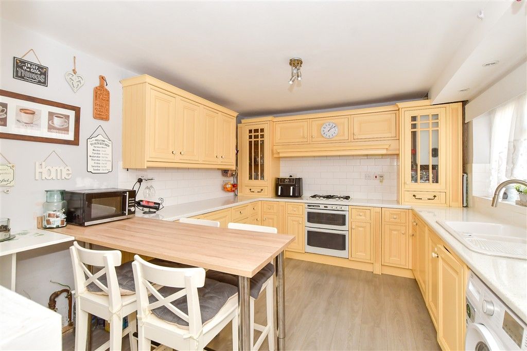 Property photo 3 of 10 Kitchen