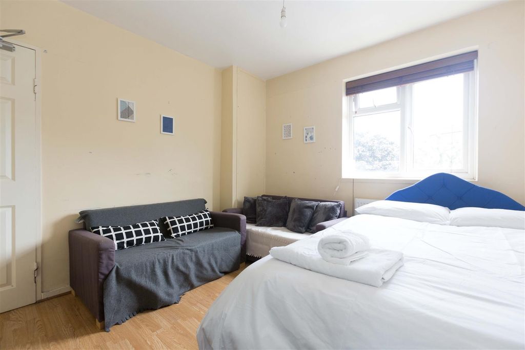 Property photo 2 of 17 19_07_13 Charolette Road_London_Mos-4.Jpg