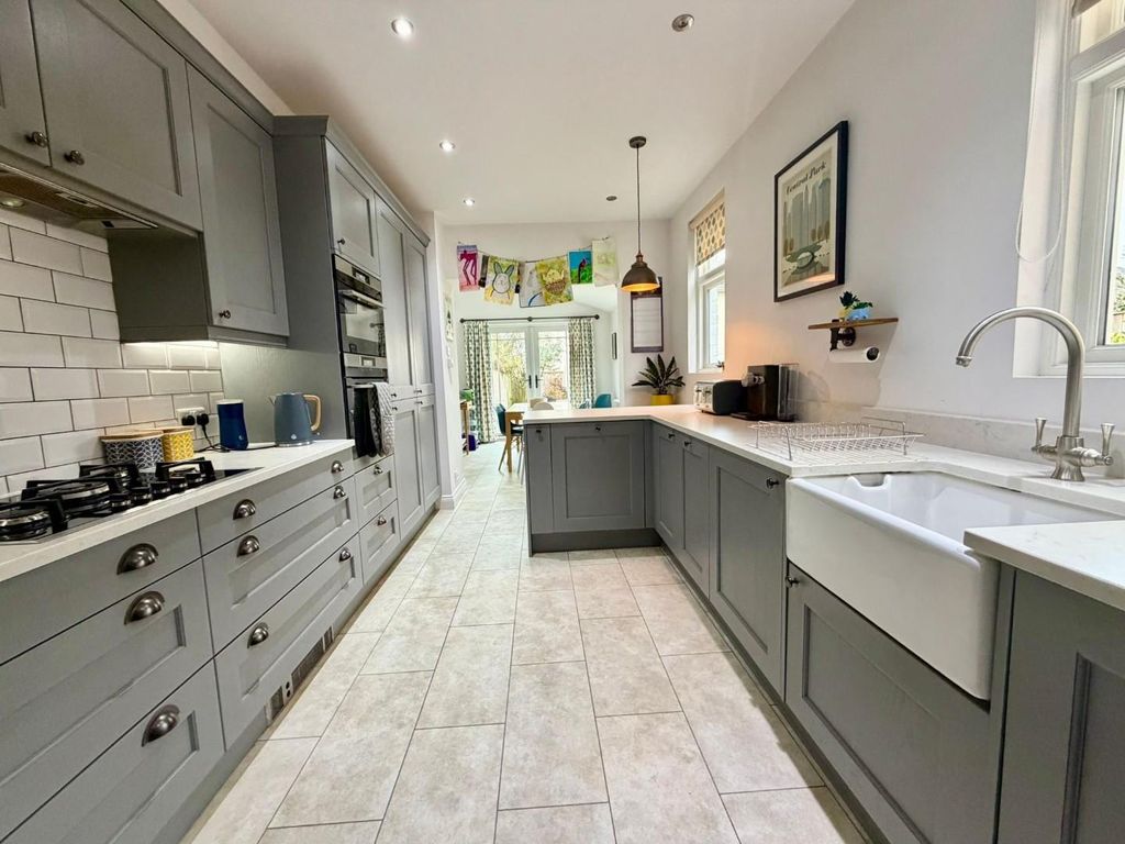 Property photo 3 of 14 Kitchen