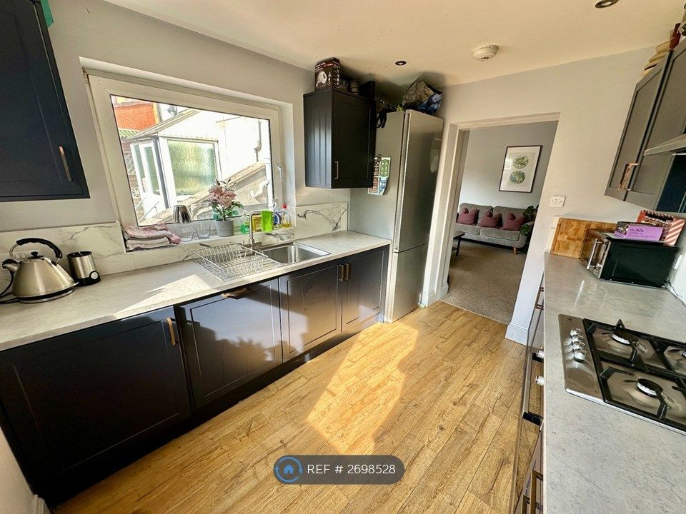 Property photo 3 of 12 Kitchen