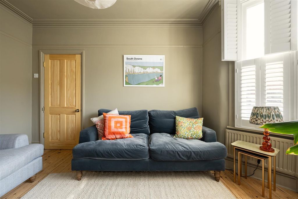 Property photo 2 of 30 Fulbourne Road, E17