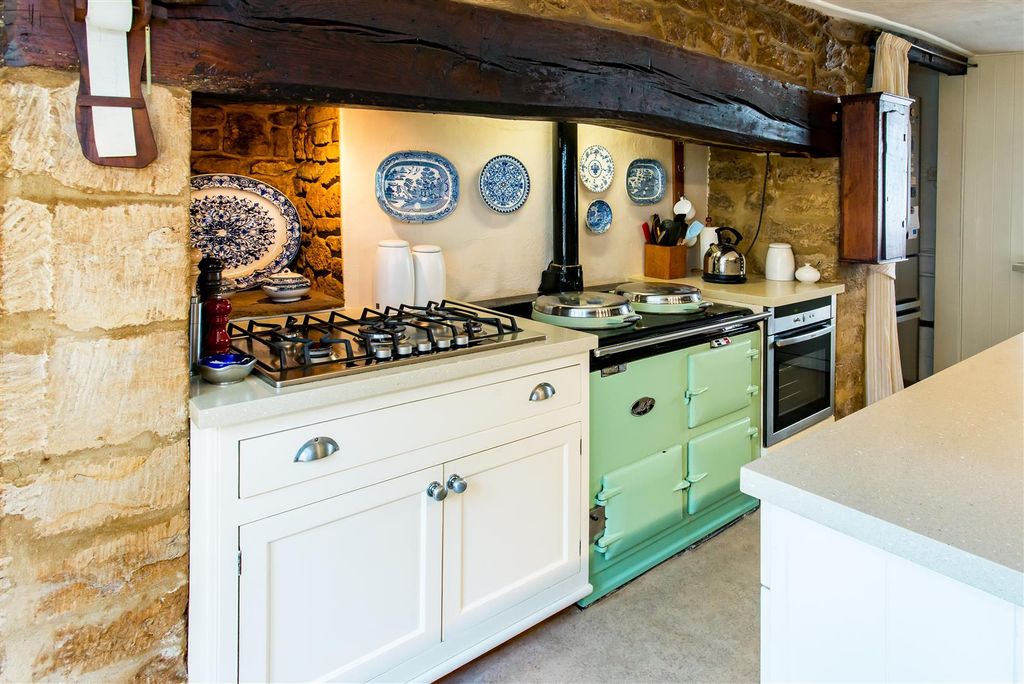Property photo 2 of 18 Kitchen / Breakfast Room