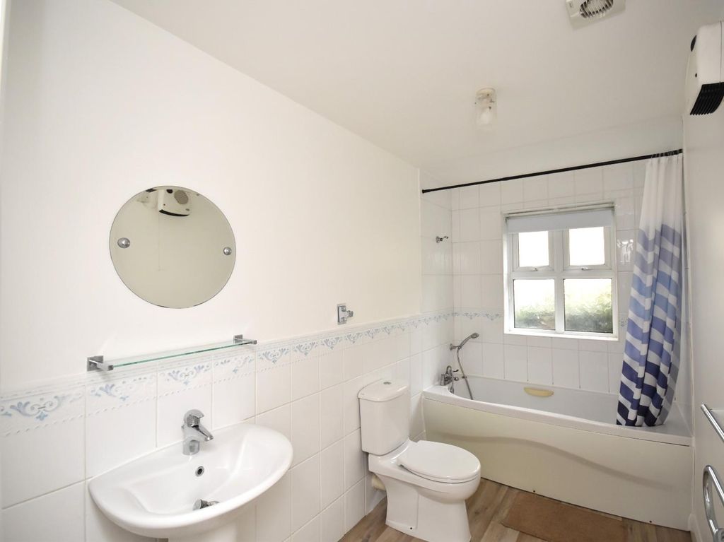 Property photo 3 of 8 Bathroom.Jpg