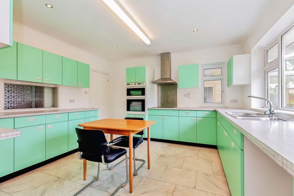 Property photo 2 of 32 Kitchen / Breakfast Room