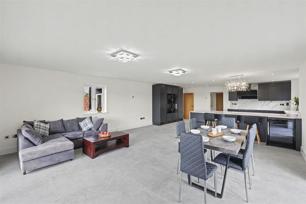 Property photo 2 of 35