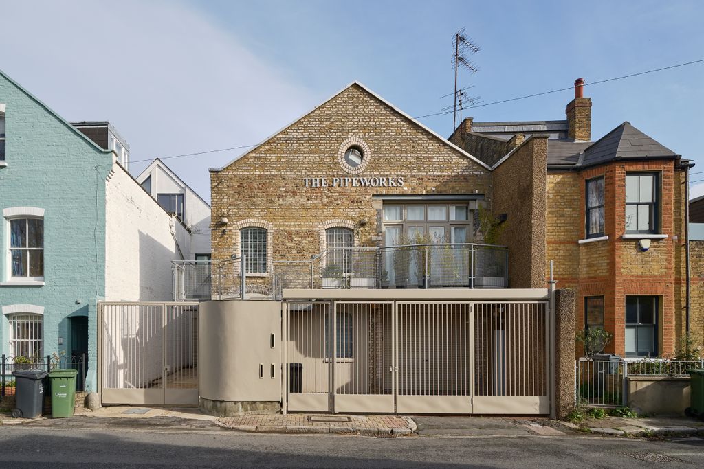 Property photo 2 of 17