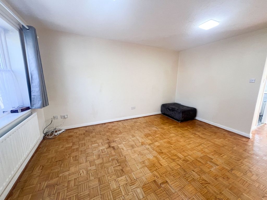 Property photo 3 of 11 Bryony Close Ig10