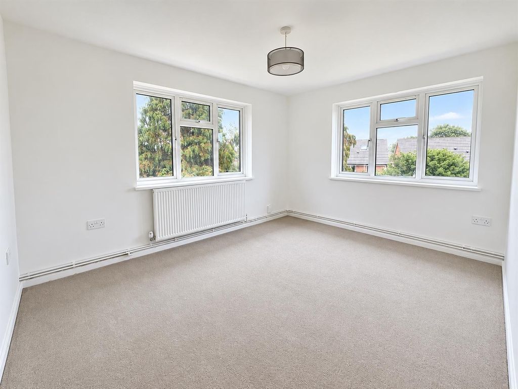 Property photo 2 of 6 Bright Empty Room With Garden Views.Png