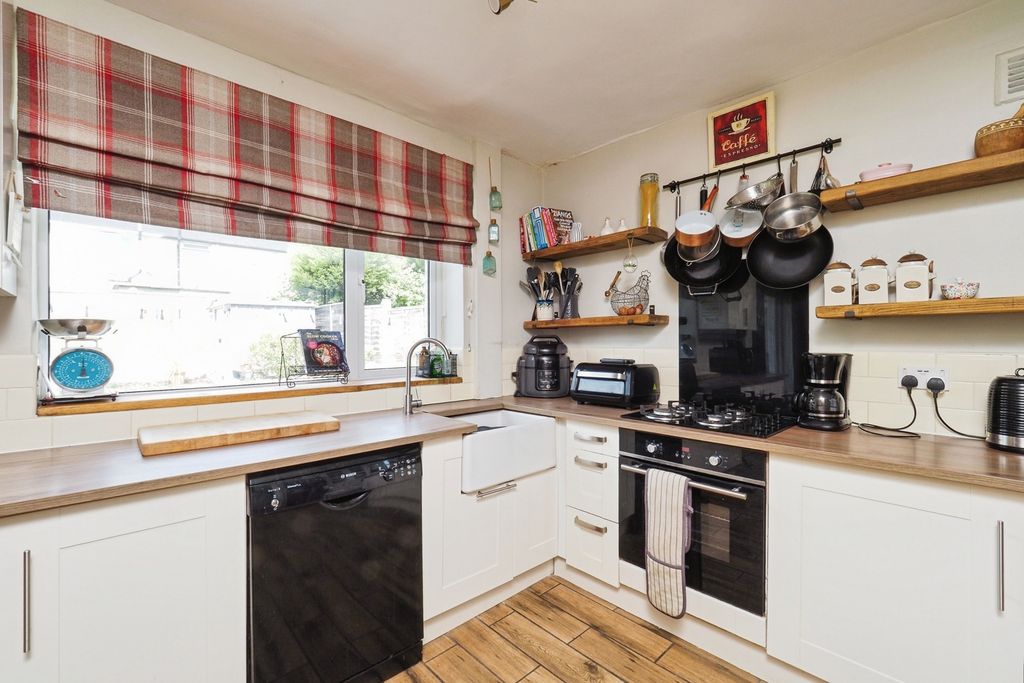 Property photo 3 of 17 Kitchen