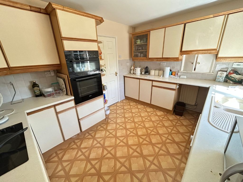 Property photo 3 of 19 Kitchen