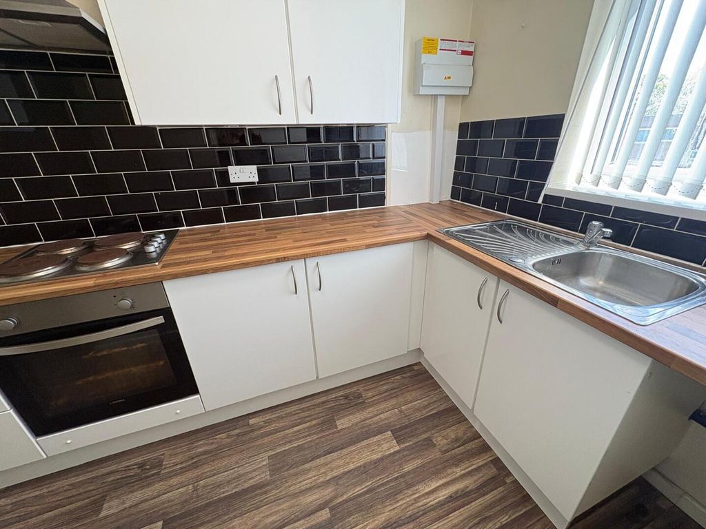 Property photo 3 of 6 Kitchen