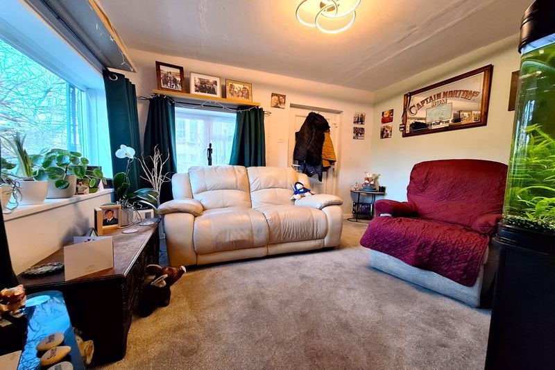 Property photo 3 of 11 Lounge