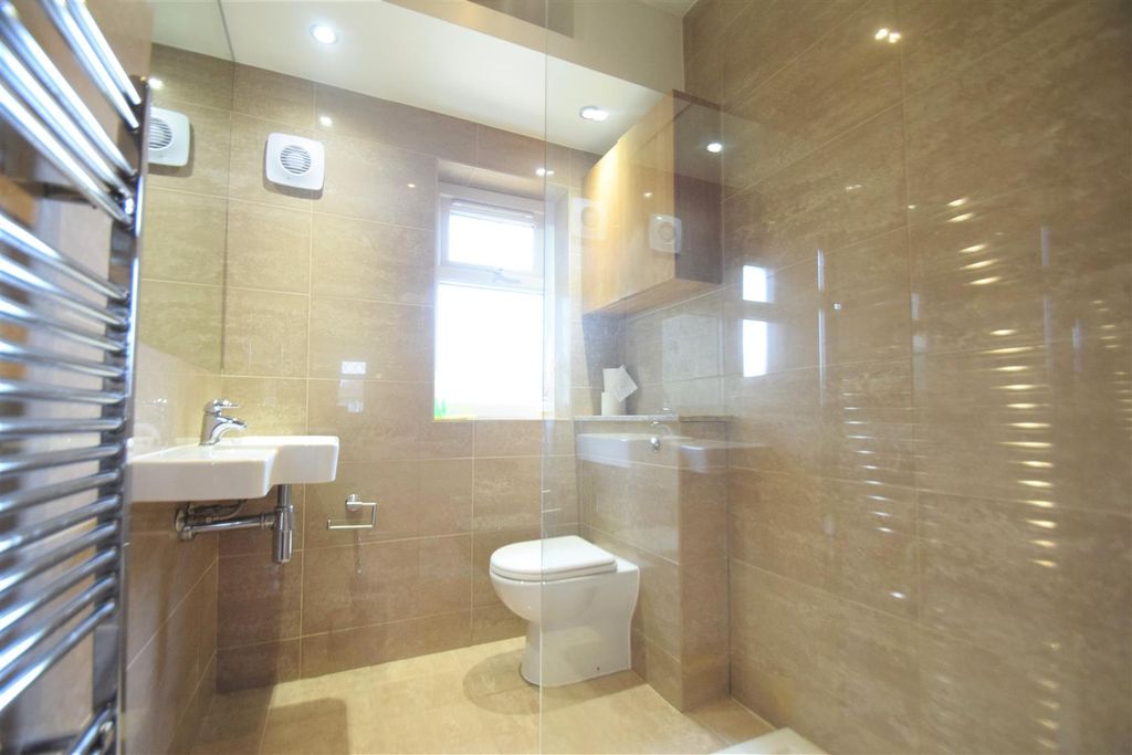 Property photo 3 of 9 Bathroom