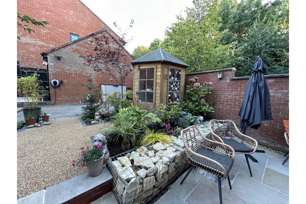 Property photo 2 of 33 Garden