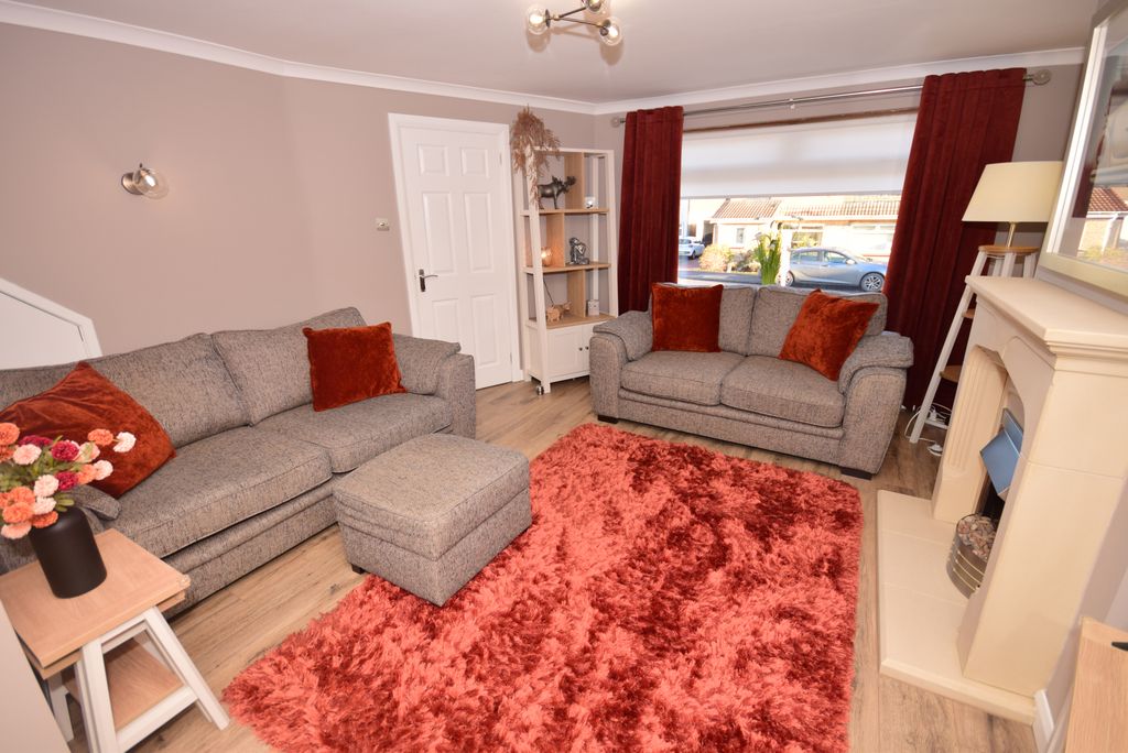 Property photo 3 of 19 Lounge