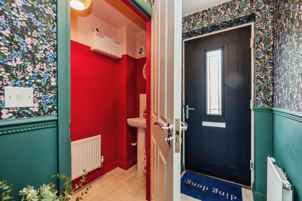 Property photo 2 of 15 Downstairs Cloakroom