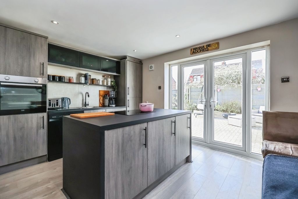 Property photo 2 of 13 Kitchen