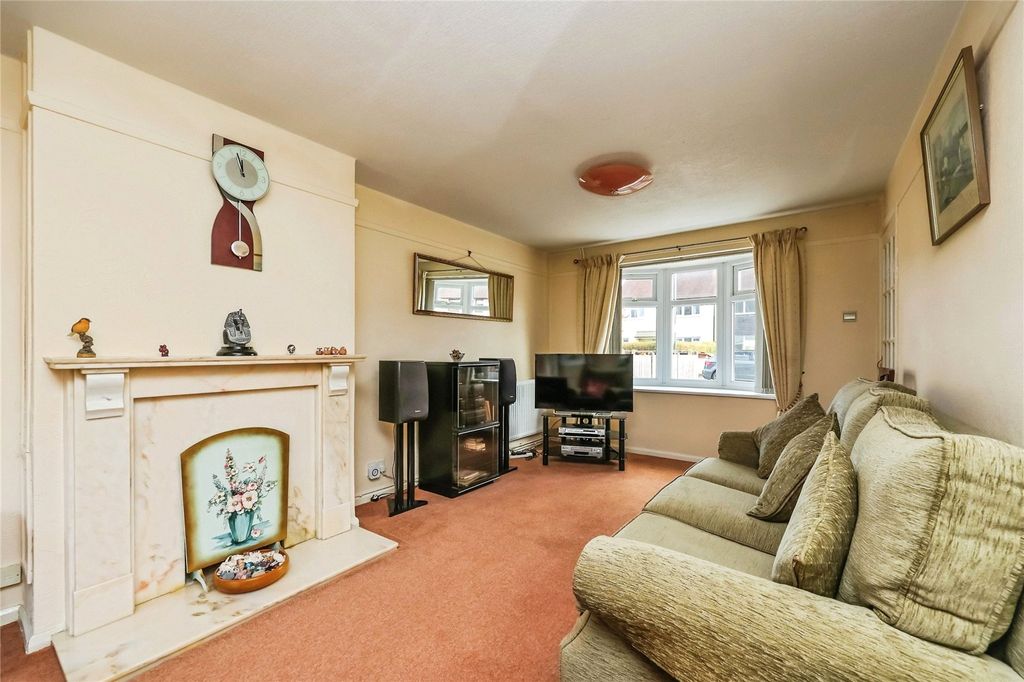 Property photo 3 of 15 Lounge