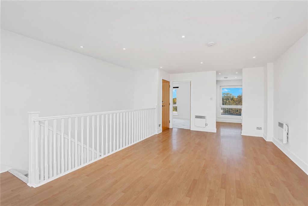 Property photo 2 of 21 Living/Dining Room