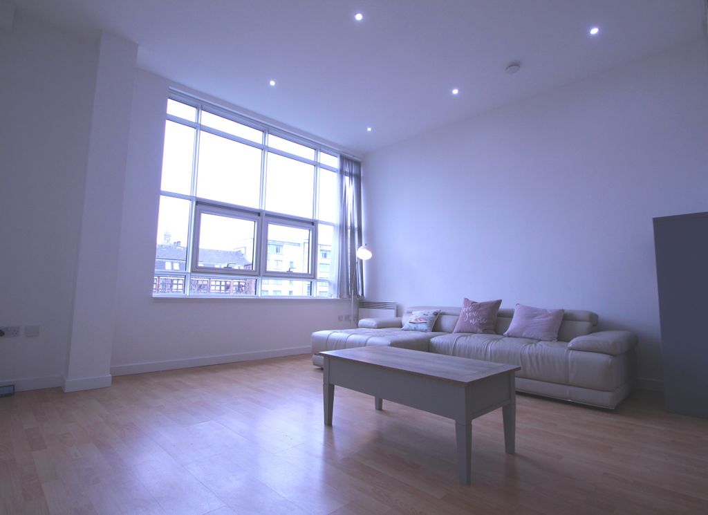 Property photo 3 of 12 Lounge