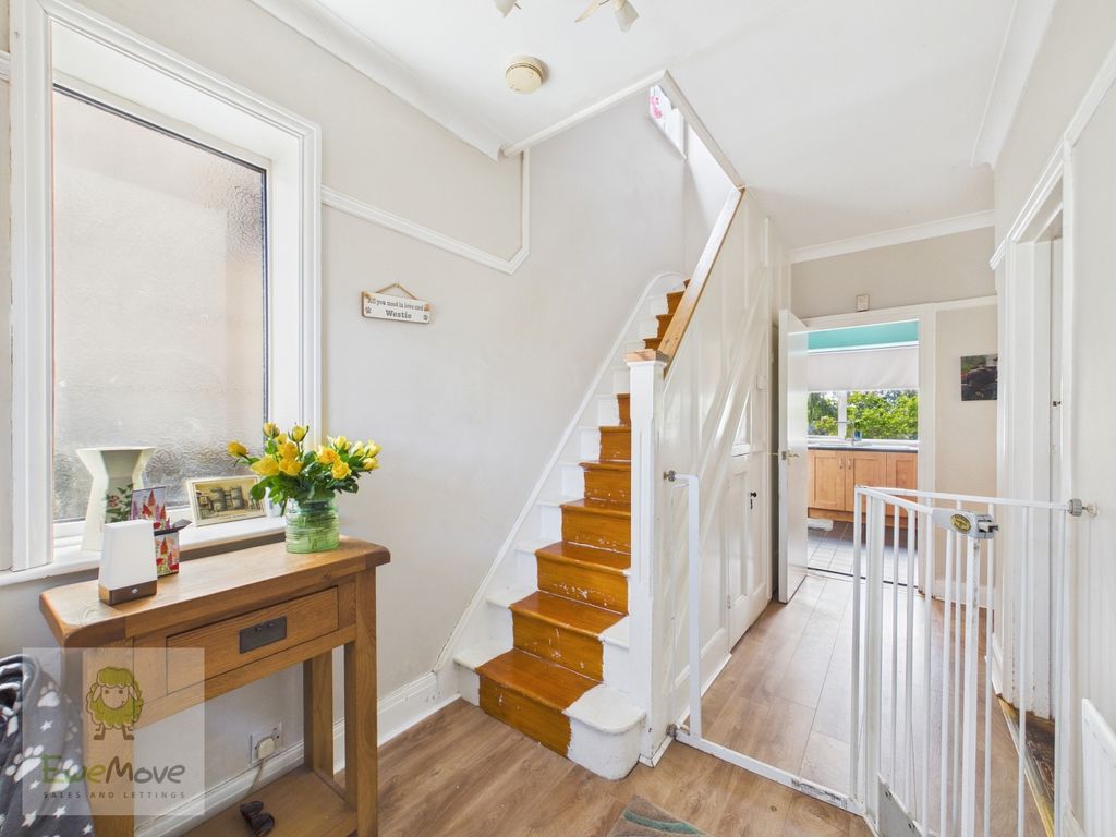Property photo 2 of 18 Entrance Hall