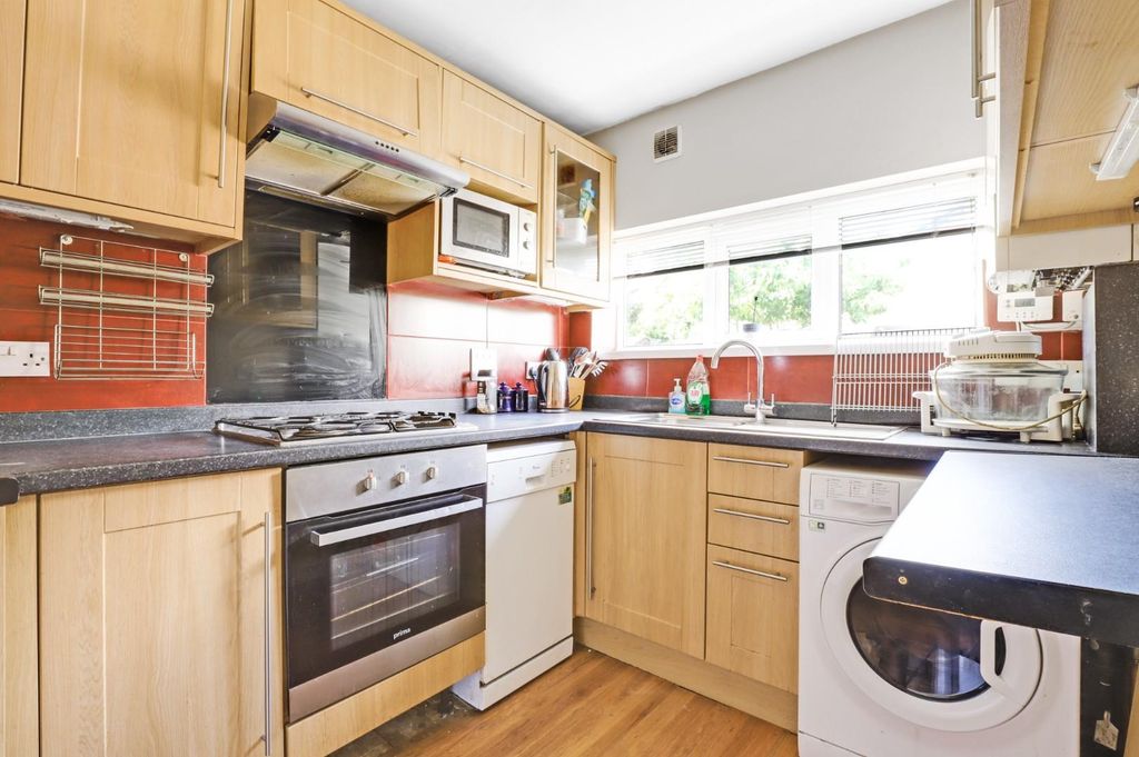 Property photo 3 of 15 09-5331Jhpropwpen - 16 Hayleigh Gardens - 25.Jpg