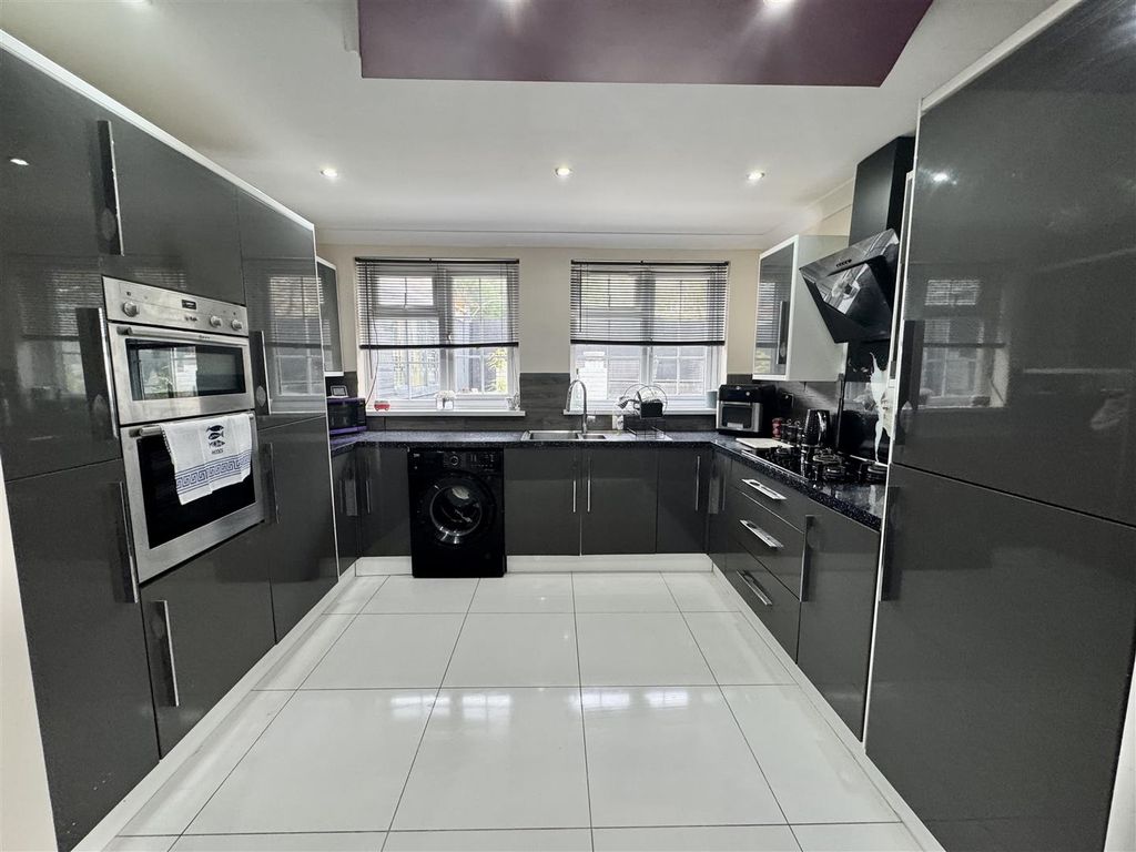 Property photo 3 of 17 Kitchen/Diner