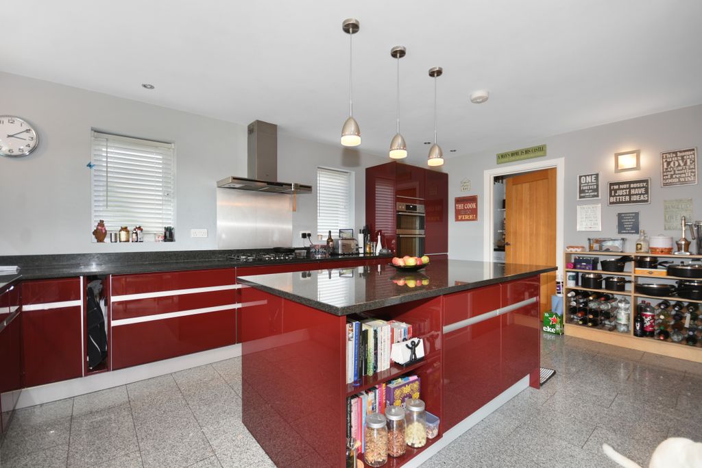 Property photo 3 of 27