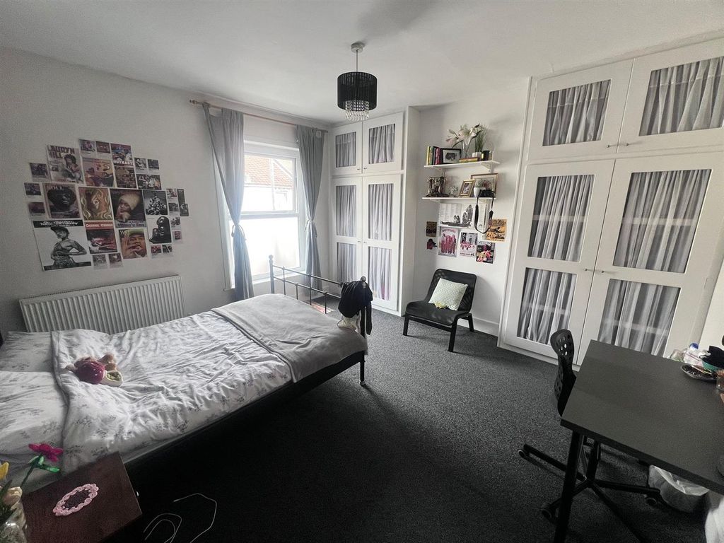 Property photo 3 of 13 Bed1.Jpg