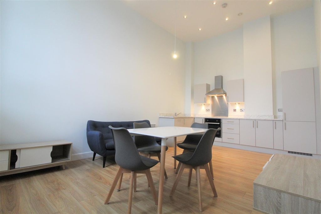 Property photo 3 of 7 Living Space