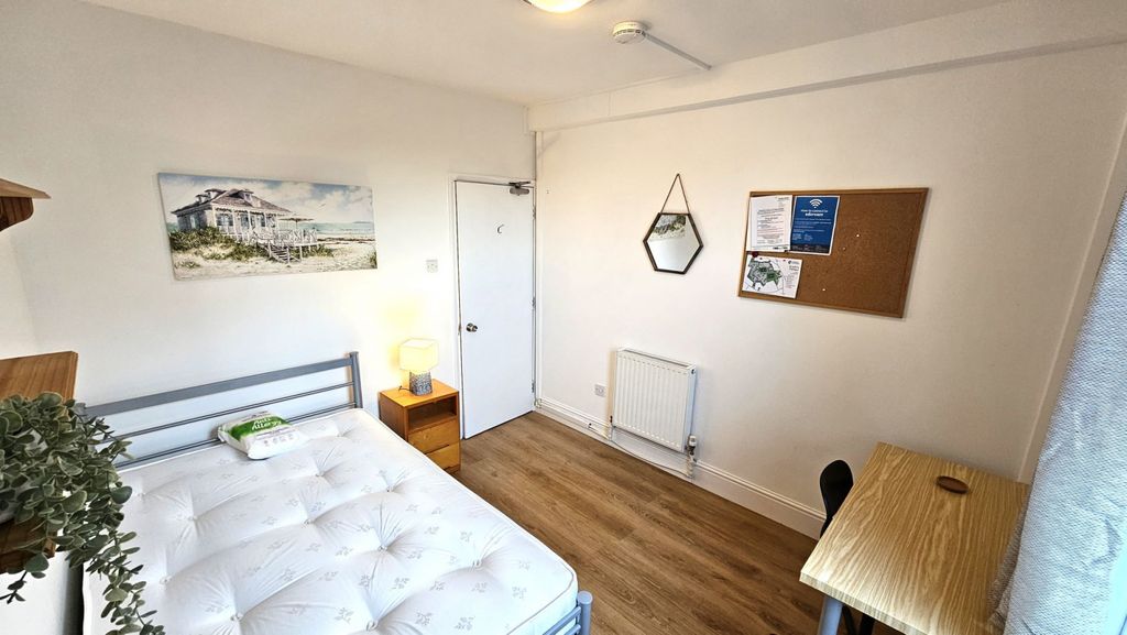 Property photo 1 of 7 Shared Property For Students Or Professionals - Two Rooms