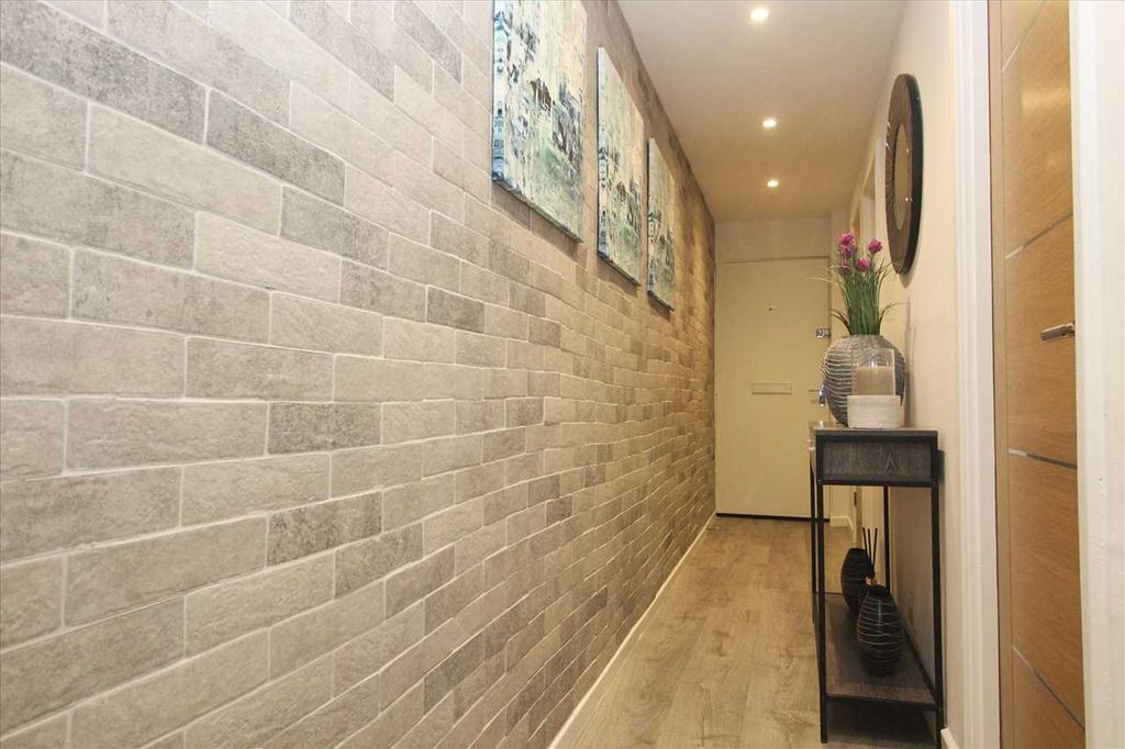 Property photo 2 of 8 Entrance Hall